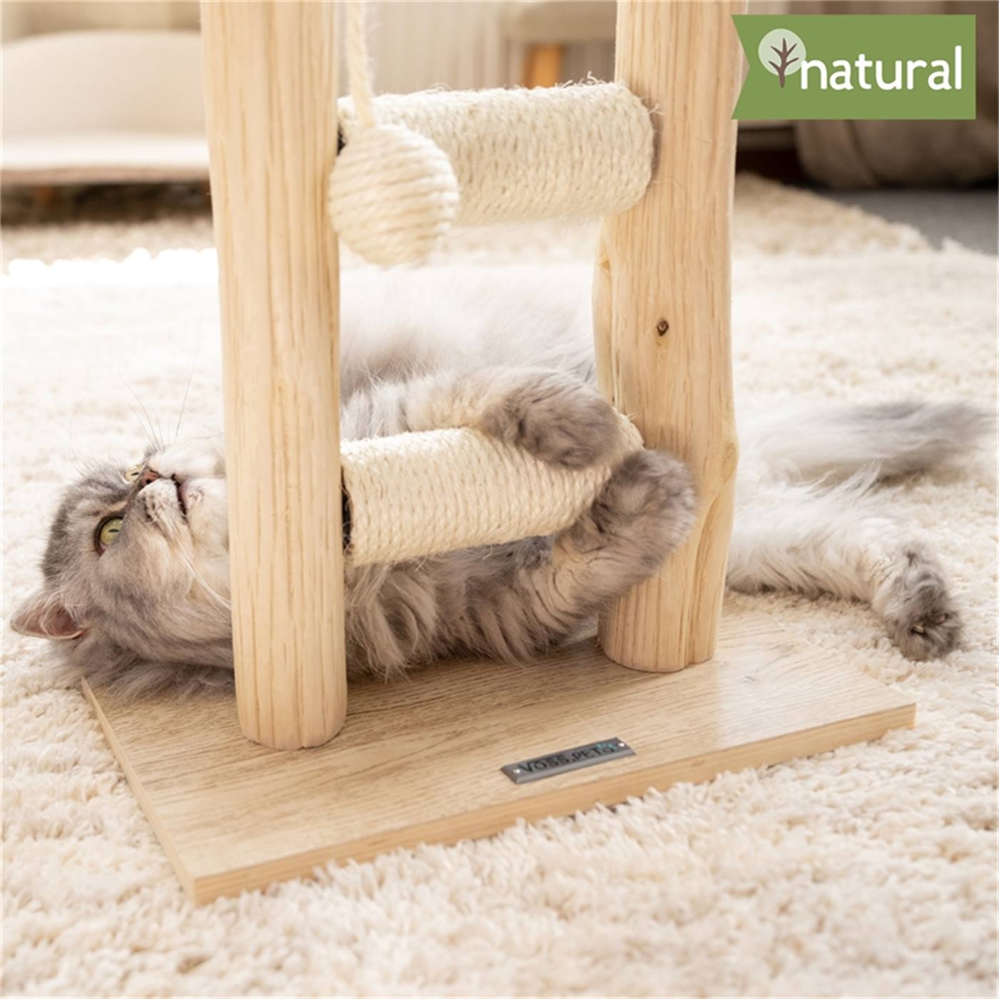 VOSS.PET "Morea" klösbräda i äkta trä: Högkvalitativ 43 cm klösbräda tillverkad av naturligt Tanoak-trä, med rep, bollleksak och symboler för miljövänlighet, komfort och enkel montering.