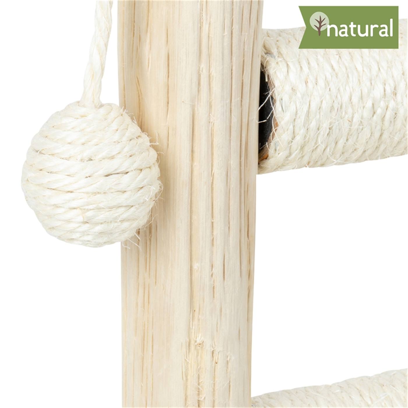 Närbild av VOSS.PET klösbräda "Morea" i äkta trä - en 43 cm lång, sisalindränkt premiumklösbräda i naturligt Tanoak-trä med hängande repkula och märkesetikett från VOSS.PET.