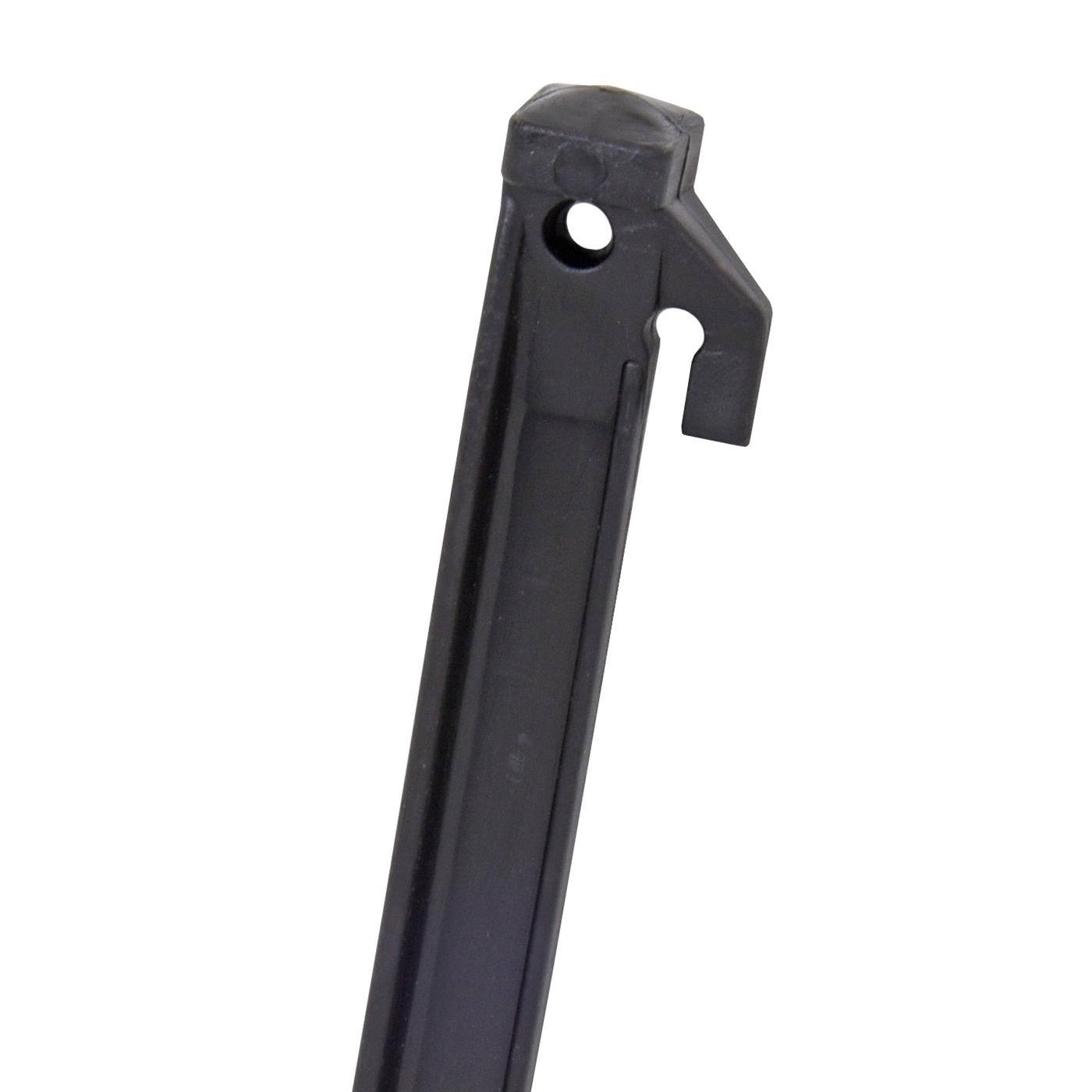 1 svart VOSS.farming 22 cm markankare av plast för pilnät, med krokspets, visas på vit bakgrund.