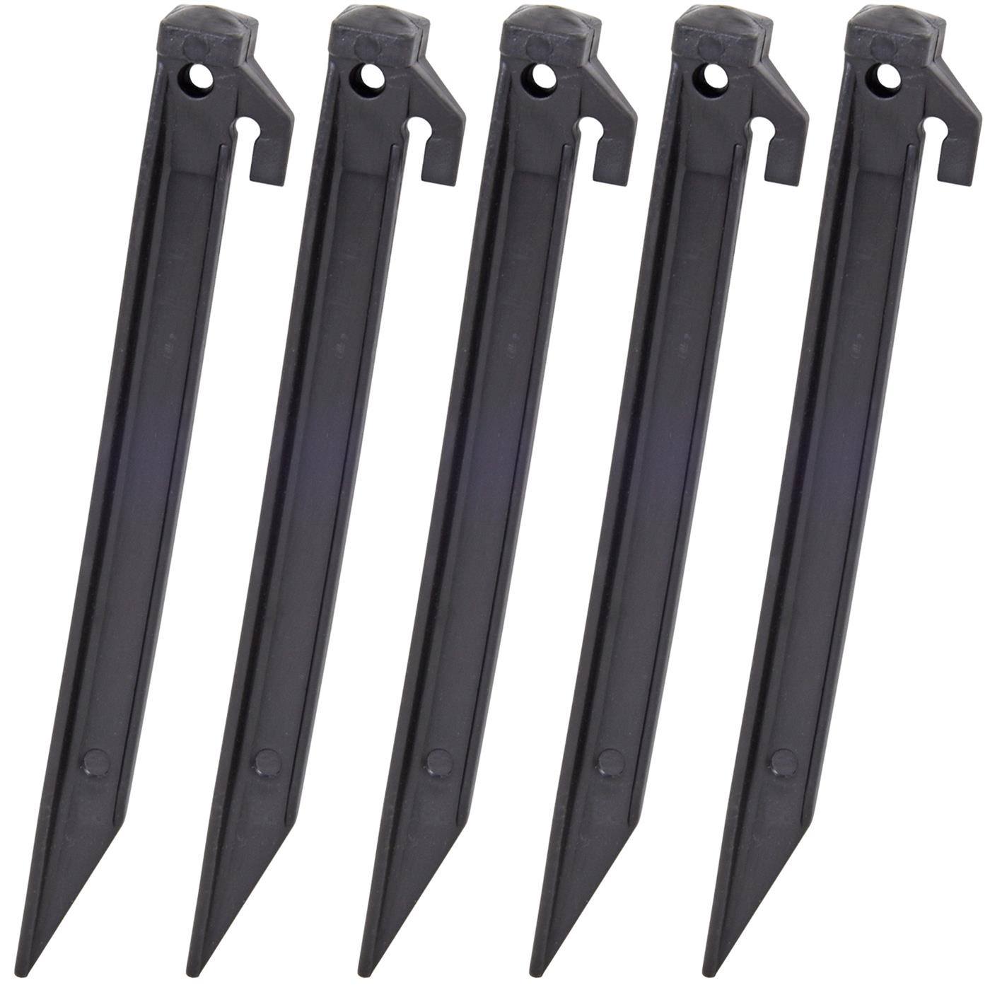 Fem stycken 22 cm långa svarta plastpinnar från VOSS.farming med spetsiga ändar och krokar i toppen, placerade i rad.