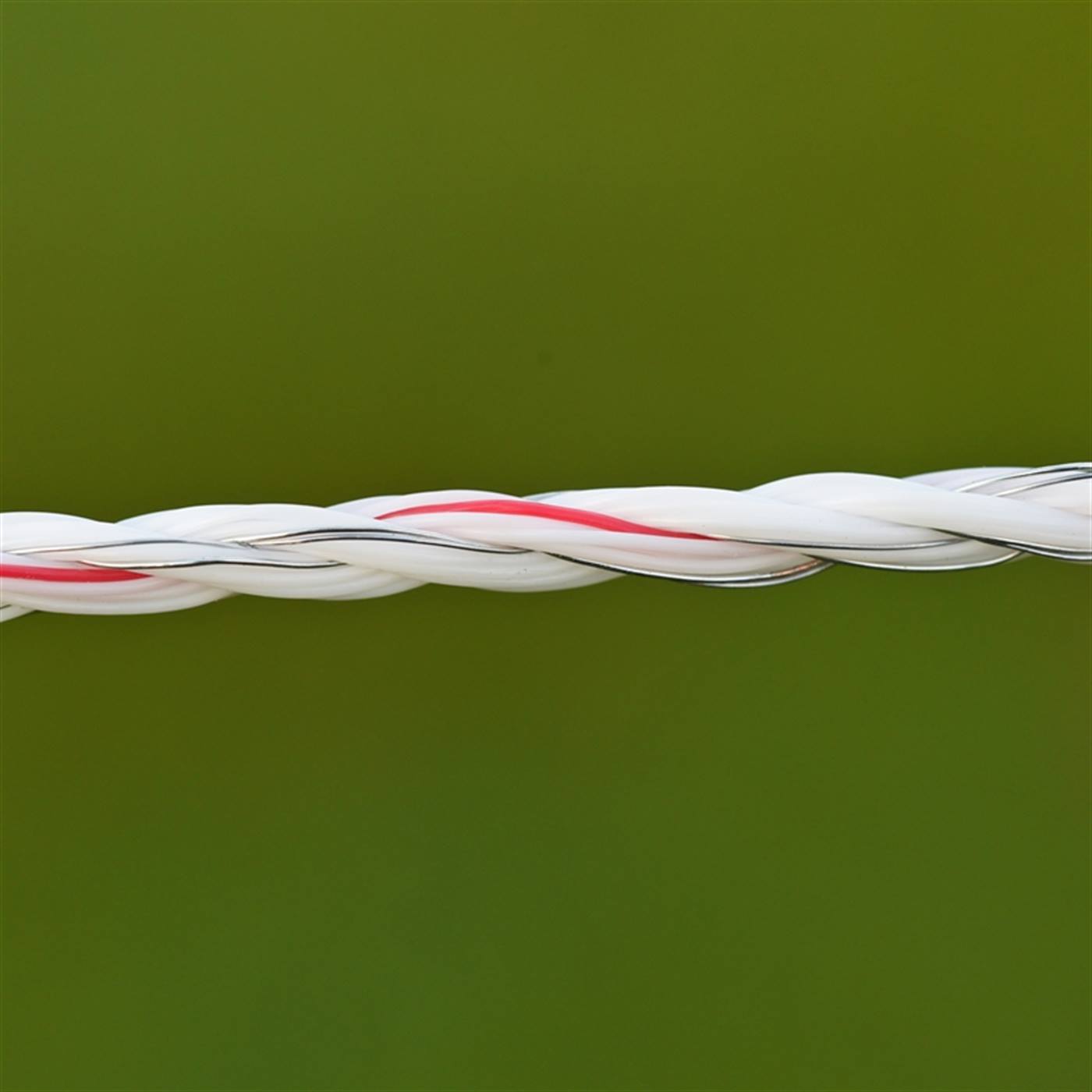 Närbild av en 400 meter lång VOSS.farming vävd trådstängselkabel (3x 0,25 mm koppar + 3x 0,20 mm rostfri ståltråd, vit) från VOSS.farming, som visas tvinnad mot en vanlig grön bakgrund.