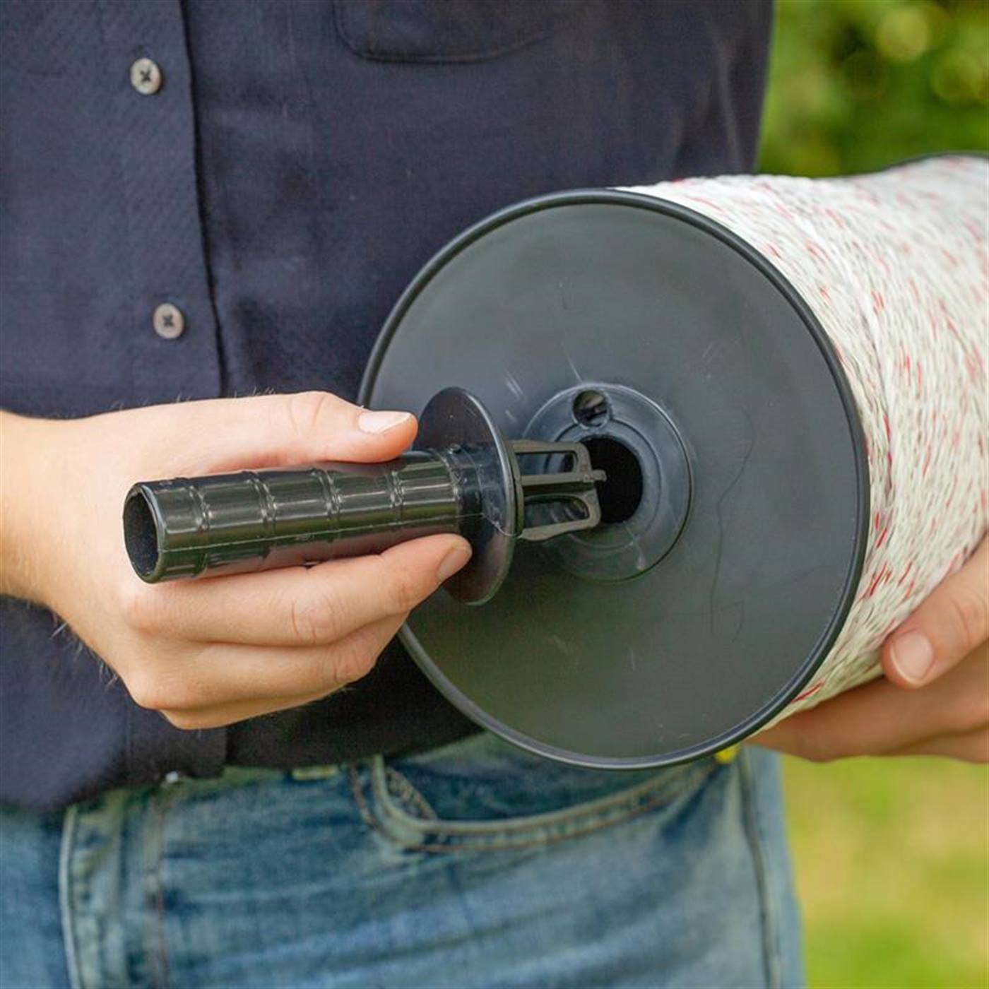 Texten nedan lyder: "3x VOSS.farming vävda trådstängsel 400m, 3x 0,25 koppar + 3x 0,20 rostfritt stål, inkl. 5x kopplingar &amp; varningsskylt." Varumärke: VOSS.farming.