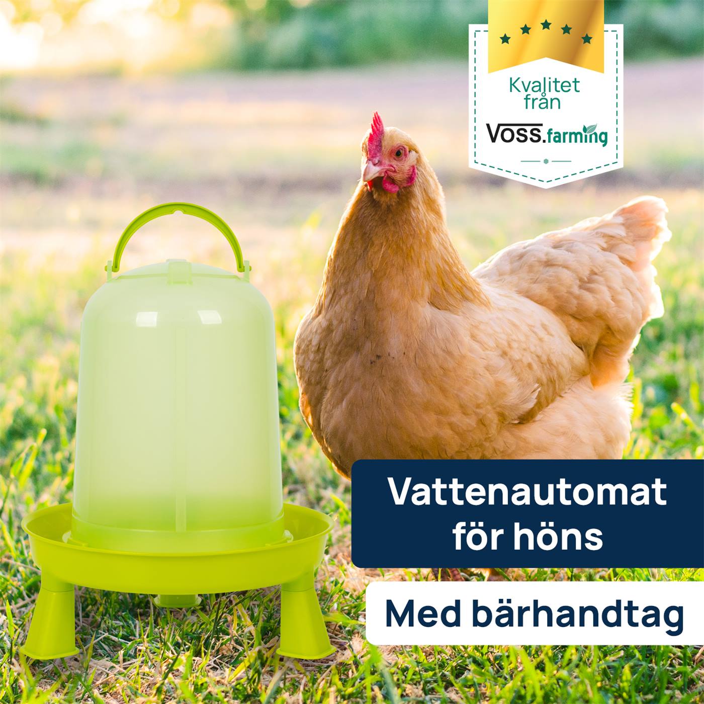En brun kyckling står bredvid en grön ECO-drickare för fjäderfä med fötter, kycklingdrickare på gräs; tysk text och VOSS.farming-logotypen syns.