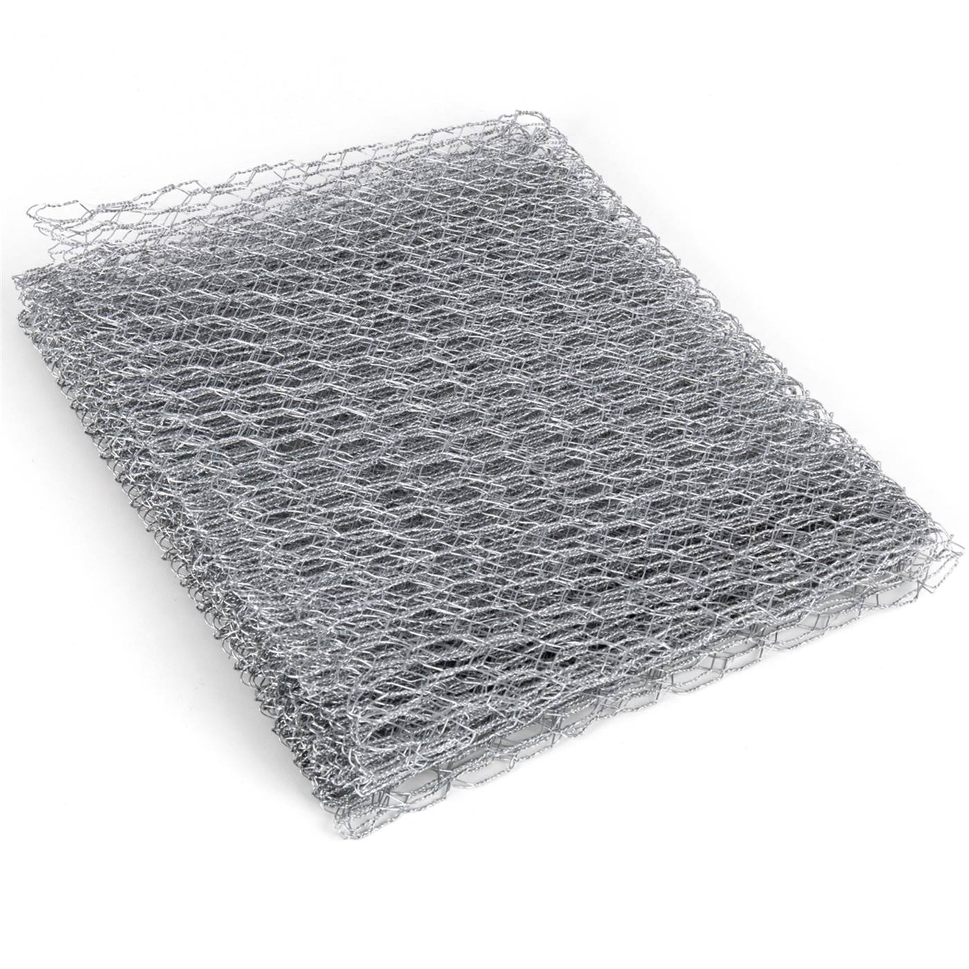 En hög med VOSS.farming skyddskorgar mot rotbetning, Ø 60 cm, galvaniserade plattor läggs platt på en vit yta.