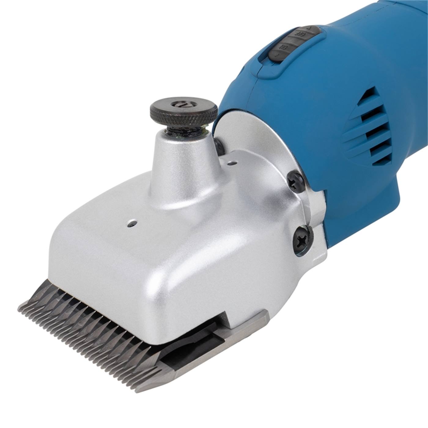 Närbild av den elektriska boskapsklipparen "FarmClipper Akku2" från Kerbl med metallblad, blått handtag och inklusive 2 uppladdningsbara batterier.