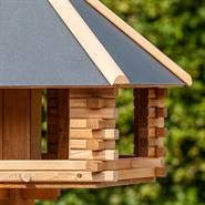 Fågelbord "Tofta" - högvärdigt fågelhus i trä, inkl. stativ, VOSS.garden