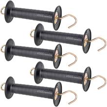 Fem svarta grindhandtag med krokar av typen VOSS.farming grindhandtag från VOSS.farming är placerade diagonalt mot en vit bakgrund.