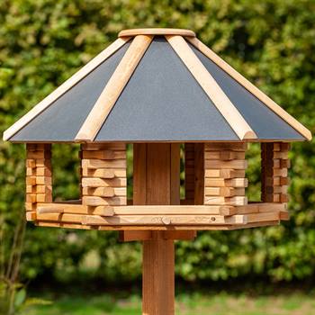 Fågelbord "Tofta" - högvärdigt fågelhus i trä, inkl. stativ, VOSS.garden