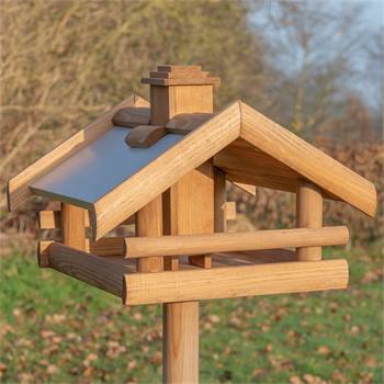Fågelbord "Grota" - högvärdigt fågelhus i trä, inkl. stativ, VOSS.garden