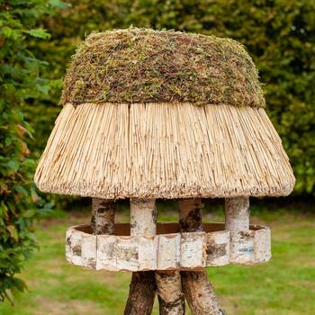 Fågelbord "Pellworm", fåglhus i trä, halmtak, oval, 45 x 60cm, VOSS.garden