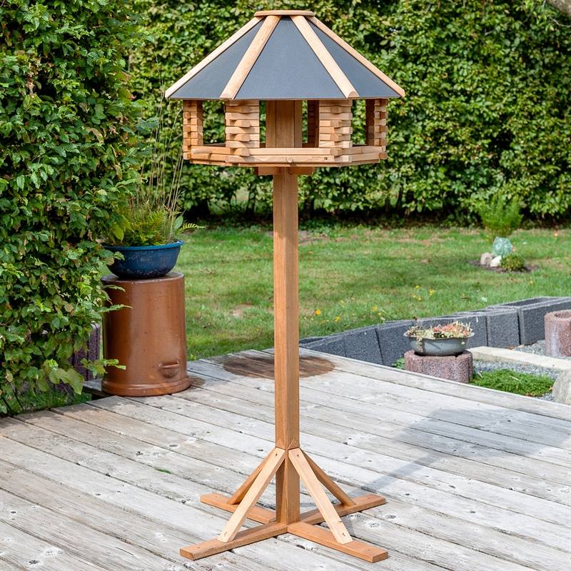 930301-2-stort-fågelbord-på-stolpe-trä-metalltak-tofta-fågelmatare-voss.garden.jpg