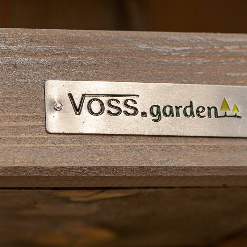930332-4-fågelbord-lantlig-stil-elegant-snyggt-fågelmatare-i-trä-och-metall-voss.garden.jpg